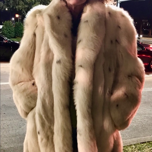 Behind every great woman is a High Quality Fur - Picture 3 of 7